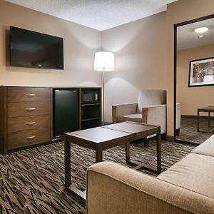 One-Bedroom Queen Suite Two Queen Beds